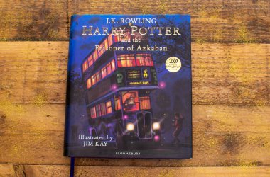 Torbryan, Devon, İngiltere. 10-26-24. Azkaban 'ın esiri. Harry Potter. Ahşap masa arkaplanına karşı atmosferik resim.