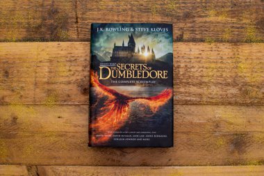 Torbryan, Devon, İngiltere. 10-26-24. J K Rowling 'in Dumbledore' un Sırları. Harry Potter Renkli Kitap kapağı ahşap bir arka planda.