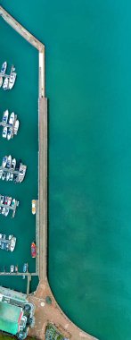 Torquay Prenses İskelesi, Torbay 'da panoramik resimde. Eşsiz bir yukarıdan aşağıya bakış açısı rıhtımdan denize olan mesafeyi gösteriyor. Çerçevenin sağına uzun kopyalama alanı. İngiliz Rivierası. Devon.
