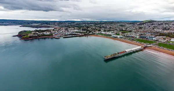Paignton, Devon, İngiltere. 11-02-24. Paignton deniz önü ve Roundham 'a bakan havadan görüntüler. Renkli ve canlı bir görüntü. Torbay ve İngiliz Rivierası