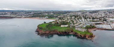 Roundham Head de dahil olmak üzere Paignton deniz önü ve liman panoraması. Renkli ve canlı bir görüntü. Torbay ve İngiliz Rivierası