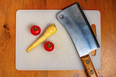 Finansal konsept tabelaları et kesme tahtasında sebze olarak gösteriliyor. Bankacılık ve işletme veya faiz oranları kavramı.