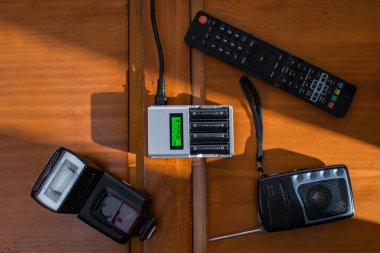 Şarj aletinde şarj edilebilir piller. Bir şarjda dört tane AA pil var ve ev aletleri onu çevreleyen pilleri kullanıyor. Çevre ve sürdürülebilir.