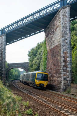 Teignmouth, Devon, İngiltere. 09-21-24. Hareket bulanıklığı olan bir tren Devon 'daki Teignmouth' ta viraj yolunda ilerliyor. Ulaşım ve demiryolu altyapısı. Güzel başrol. Taşıma ve demiryolu. 