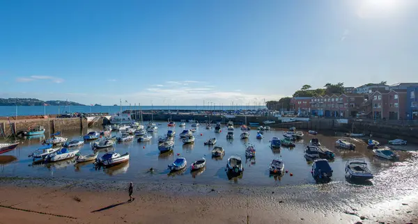 Paignton, Devon, İngiltere. 09-27-24. Paignton limanı deniz duvarı ve botları gösteriyor. Renkli görüntü. Torbay ve İngiliz Rivierası