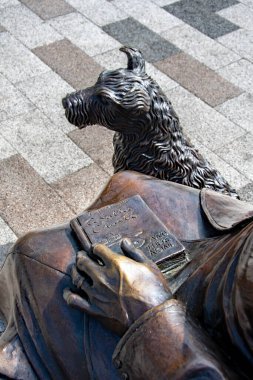 Torquay, Devon, uk. 06-11-25. Yeni Agatha Christie heykeli Torquay Devon 'da. Agatha 'yı köpeği Peter' la birlikte yanında otururken gösteren sıkı bir ekin resmi.. 