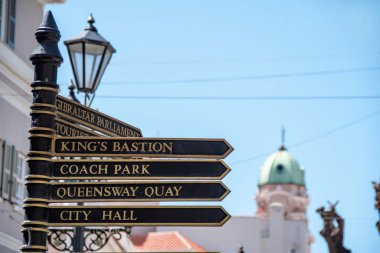 Cebelitarık, İngiltere. 05-02-25. Cebelitarık levhası çeşitli yerlerin ve yerlerin işaretini veriyor. Kralın kalesi, Cebelitarık parlamentosu, Queensway rıhtımı. İngiliz denizaşırı toprakları.