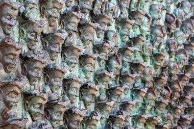 Fransa, La Rochelle 'deki okuma heykeli. Okumayı teşvik etme amaçlı bronz kamu sanatı eseri, kitapları ve edebiyatla etkileşen figürlerle dolu büyük bir kafaya sahip.