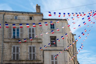  Fransız kırmızı beyaz ve mavi kiraz, Fransız taş binasına ve mavi gökyüzüne karşı. Fransa resmi. 