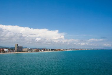 Meteorolojik bir görüntü bir kıyı kasabasının üzerindeki bulutları gösteriyor. Değişen havanın Cumulus hava durumu görüntüsü. Yağmur ve bulut oluşumu. 