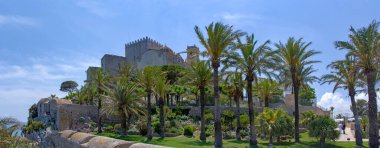 Peniscola, İspanya. 05-13-25. Castillo de Pescola kaleye bakan bahçelerin panoramik bir resmi. Game of Thrones dizisinde kullanılan ünlü İspanyol kalesi.