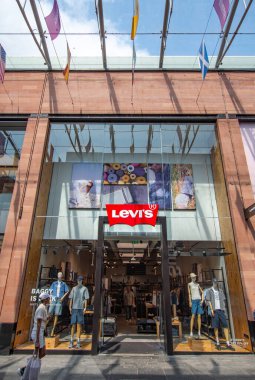Exeter, Devon, İngiltere. 08-05-25. Levi 'nin mağazası Exeter' in kalbinde. Kıyafet ve moda. Denim ve kot pantolon. Dükkan cephesi. 