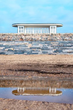 Art deco otobüs durağı. İngiliz sahilinde güzel ve şık bir barınak. Sığınağa odaklan.. 