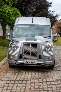 Exeter, Devon, İngiltere. 07-22-25. Caselani 'nin Citroen H van modern yorumu. Modern bir Citroen, Fiat ya da Peugeot van gövdesinde klasik Citroen tarzı. Retro van biçimi. 
