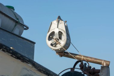 Balıkçı teknesinin makarasını çekiyorum.