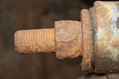 Eski paslı cıvata ve hurda araba fındığı