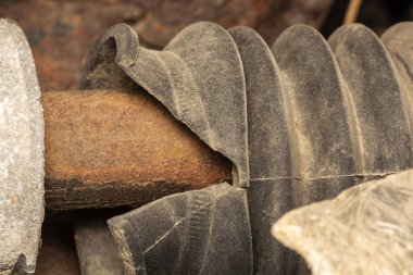 Hurda arabanın yağ körüğü.