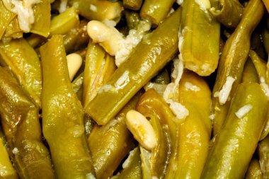 Tabakta fasulye salatası. Üst çekim