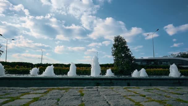 Fountains Long Pool Cloudy Blue Sky Slow Motion — Stock Video