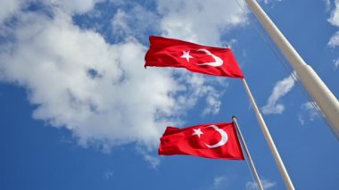Türk bayrakları sallayarak mavi gökyüzünde
