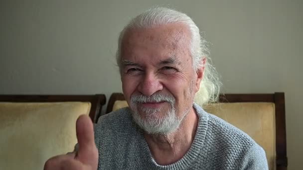 Homem Velho Com Cabelo Branco Falando Com Câmera — Vídeo de Stock