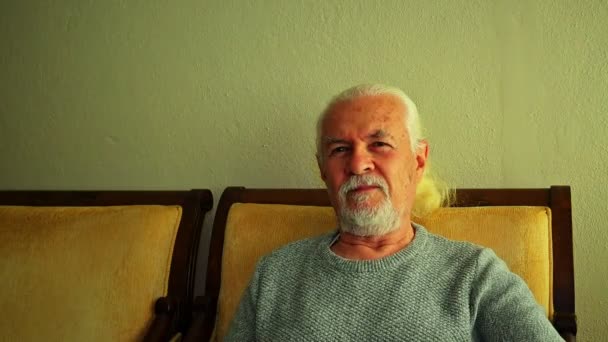 Old Man White Hair Talking Camera — Stockvideo