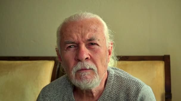 Old Man White Hair Talking Camera — Stock Video