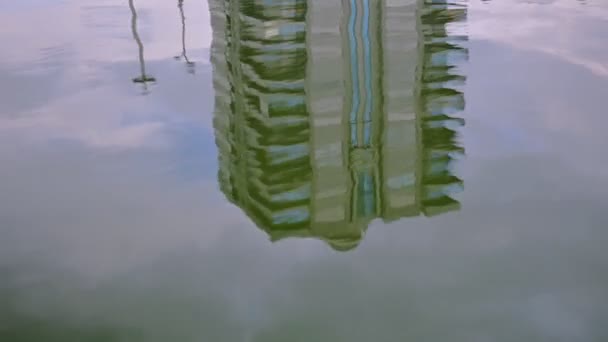 水の中の都市の高層ビルを — ストック動画