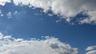 Mavi gökyüzü beyaz bulutlar. Yumuşak tüylü beyaz bulutlar. Kümülüs bulutu zaman atlaması. Yaz mavisi gökyüzü zaman aşımı. Doğa mavi gökyüzü. Beyaz bulutlar. Bulut zaman atlaması, video döngüsü