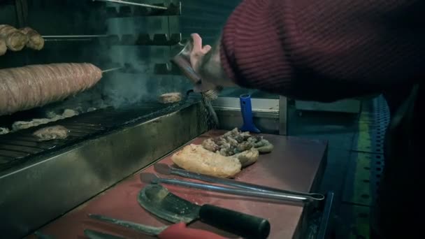 Leckeres Türkisches Essen Chefkoch Gießt Salz Auf Kokore — Stockvideo