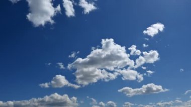 Bulutlar hızla hareket ediyor gökyüzündeki bulutlar hızla hareket ediyor, görünüşlerini değiştiriyorlar. Mavi gökyüzündeki ay