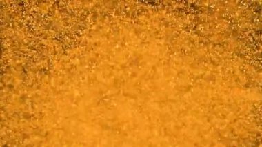Hava kabarcıkları yükselen su yüzeyini kapatıyor. Berrak, berrak bir sıvı, ferahlatıcı bir sıvı. Temiz cam bardakta kaynayan soğuk mineral içeceği.. 