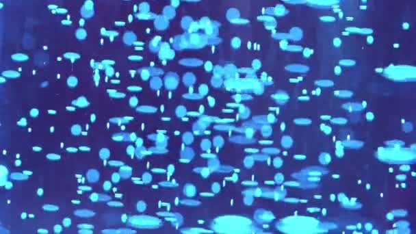 Bolhas Crescente Superfície Água Closeup Líquido Cristalino Que Flui Com — Vídeo de Stock