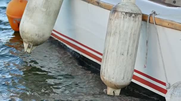 Човен Гавані Повільному Морі — стокове відео