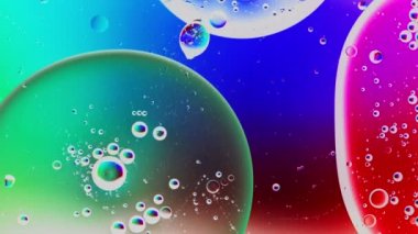 Temiz suda yüzen petrol damlalarının makro yakınlaşması.