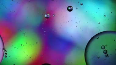 Sıvıdaki yağ kabarcıklarının üst görünümü.