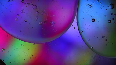 Sıvıdaki yağ kabarcıklarının üst görünümü.