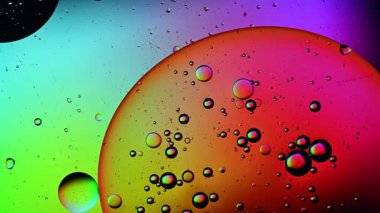 Sıvıdaki yağ kabarcıklarının üst görünümü.