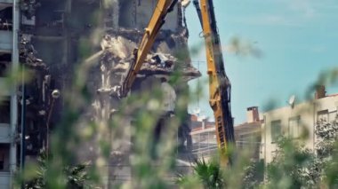 Yüksek binaların yıkımı depremden zarar gördü