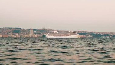 Akşamları limandan ayrılan bir yolcu gemisi.