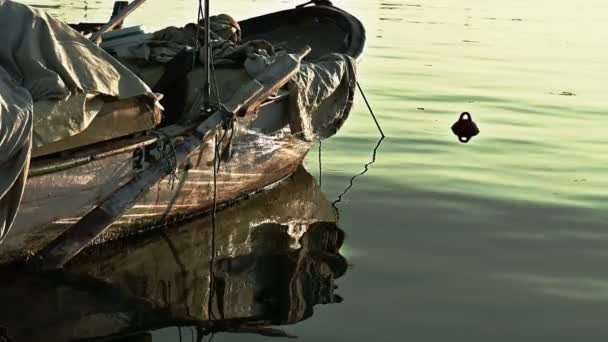 Visszatükröződik Egy Régi Halászhajó Vízben — Stock videók