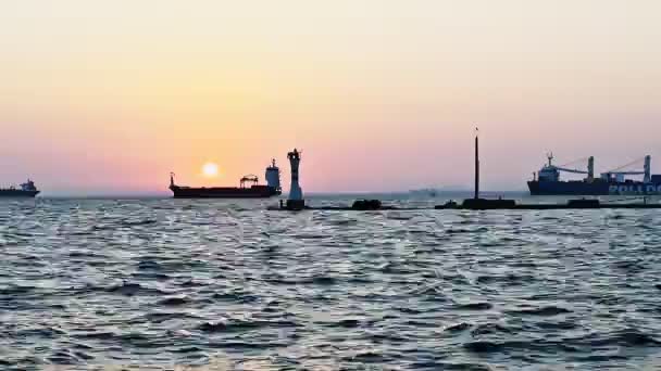 海と日没の時間の経過でボート — ストック動画