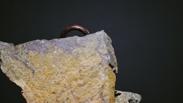 Αντίκ Πάντλοκ Στη Μαύρη Πέτρα Περιστροφή Κάμερας Γύρω Από Padlock — Αρχείο Βίντεο
