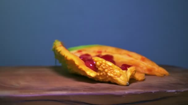 Momordica Charantia Fruit Bitter Melon Roterar Runt Sig Själv Träbordet — Stockvideo