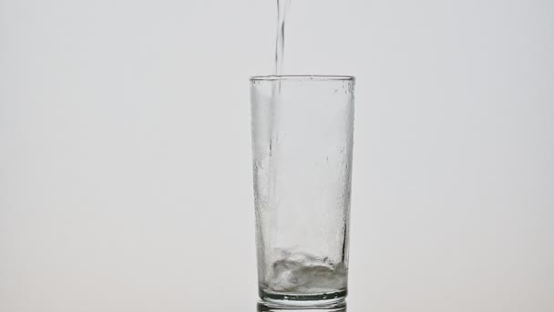 Sprudelndes Mineralwasser Glas — Stockvideo
