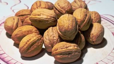 Dönen Platformda Badem Fındığı