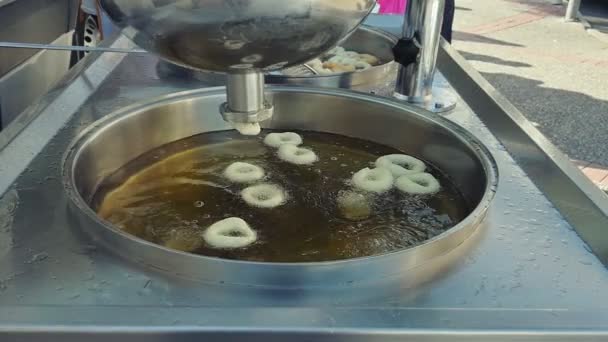 伝統的なトルコのドーナツデザート ロクマ生地で作られました — ストック動画