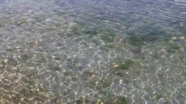 Deniz suyunun hareketi. Güneşin Sudaki Parlak Yansımaları.