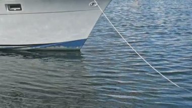 Balıkçı teknesi ve Denizde Sakin Dalgalar