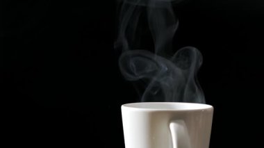 Deniz kıyısındaki kayalar ve Uzaktaki Bulanık Şehir Görünümü